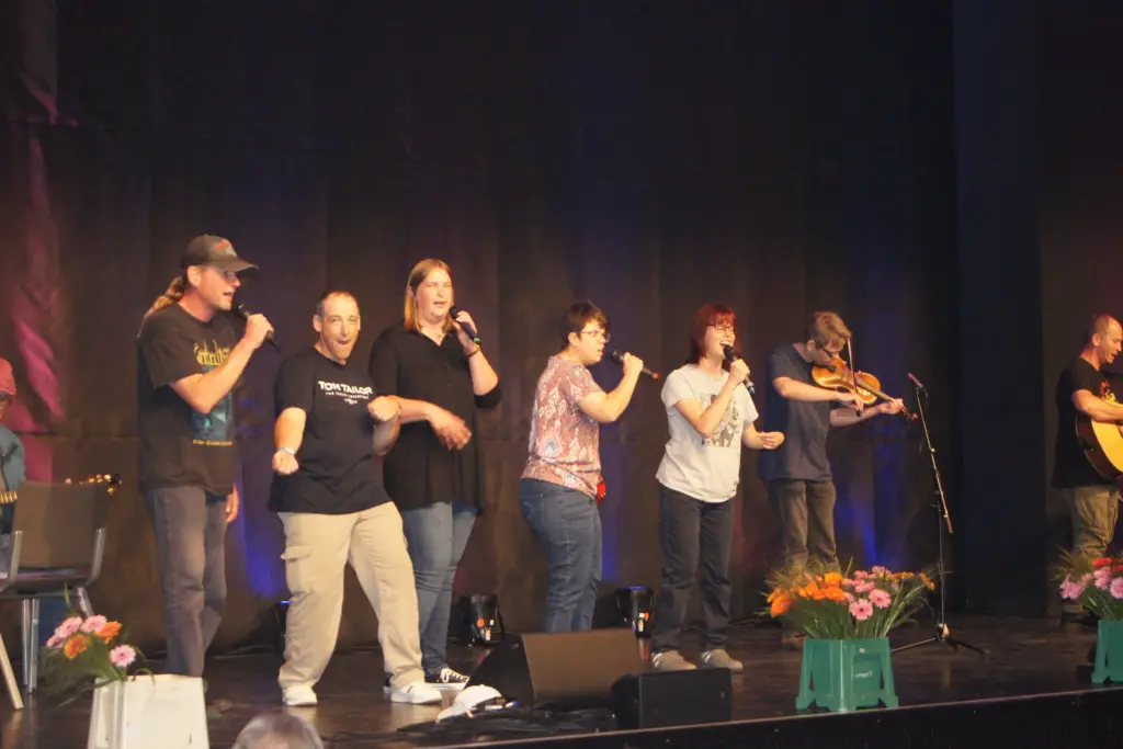 Publikum feiert beim Inklusionsfest